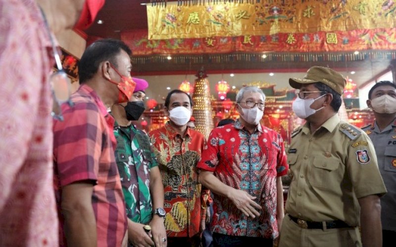 KUNJUNGAN. Wali Kota Makassar, Moh Ramdhan Pomanto, bersama jajaran Forkopimda Kota Makassar melakukan kunjungan ke sejumlah klenteng di wilayah Kecamatan Wajo, Selasa (1/2/2022). foto: istimewa
