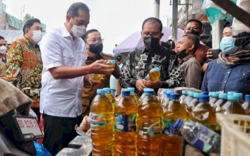 MASUK PASAR. Wali Kota Makassar Moh Ramdhan Pomanto dan Sekda Provinsi Sulsel Abdul Hayat Gani mendampingi Menteri Perdagangan RI Muhammad Lutfi melakukan inspeksi di Pasar Terong dan Pasar Pabaeng-baeng, Kota Makassar, Kamis (17/2/2022). foto: istimewa