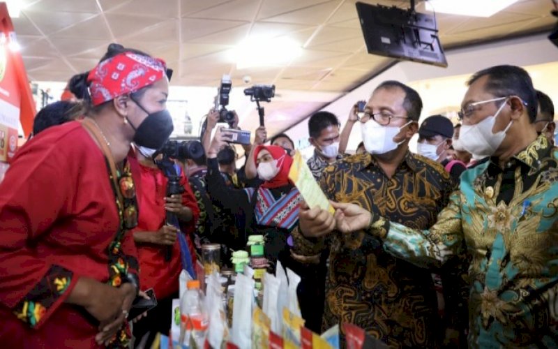 PAMERAN. Wali Kota Makassar, Moh Ramdhan Pomanto, bersama Forkopimda menghadiri pembukaan Maluku Baleo Exhibition yang diadakan Pemprov Maluku di MaRI Makassar, Jumat (4/2/2022). foto: istimewa