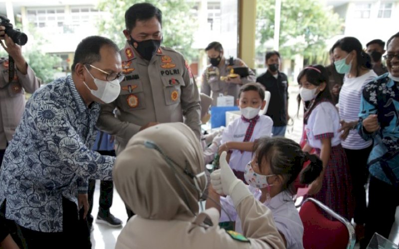 VAKSINASI. Wali Kota Makassar Moh Ramdhan Pomanto disaksikan Kapolda Sulsel Irjen Pol Nana Sudjana memberikan motivasi kepada seorang anak yang mengikuti vaksinasi, Kamis (3/2/2022). foto: istimewa