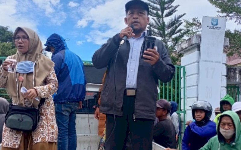 DEMO. Perwakilan pengunjuk rasa berorasi di depan Kantor Bupati Enrekang, Selasa (15/2/2022). foto: istimewa