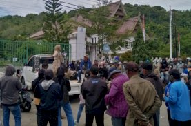 Petani Korban Penggusuran Geruduk Kantor Bupati Enrekang, Ini Tuntutannya