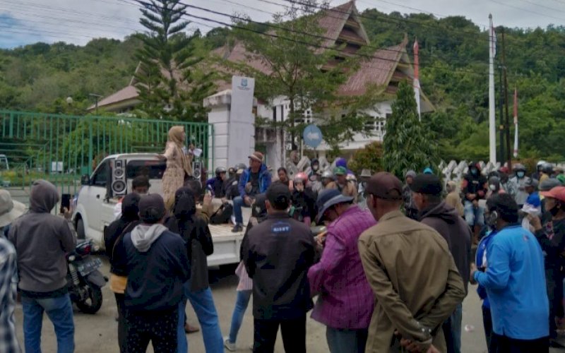 DEMO BUPATI. Ratusan warga yang menamakan dirinya Aliansi Masyarakat Massenrempulu (AMPU) menggeruduk Kantor&nbsp;Bupati Enrekang, Selasa (15/2/2022). foto: istimewa