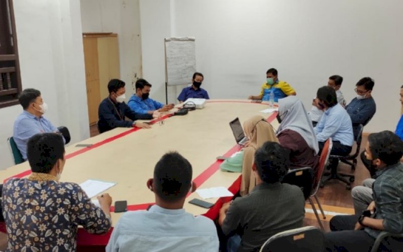 PERTEMUAN. Diskominfo-SP Provinsi Sulsel menggelar pertemuan dengan Komisioner Komisi Informasi Sulsel di Ruang Humas IKP Diskominfo-SP Sulsel, Jumat (11/2/2022). foto: istimewa