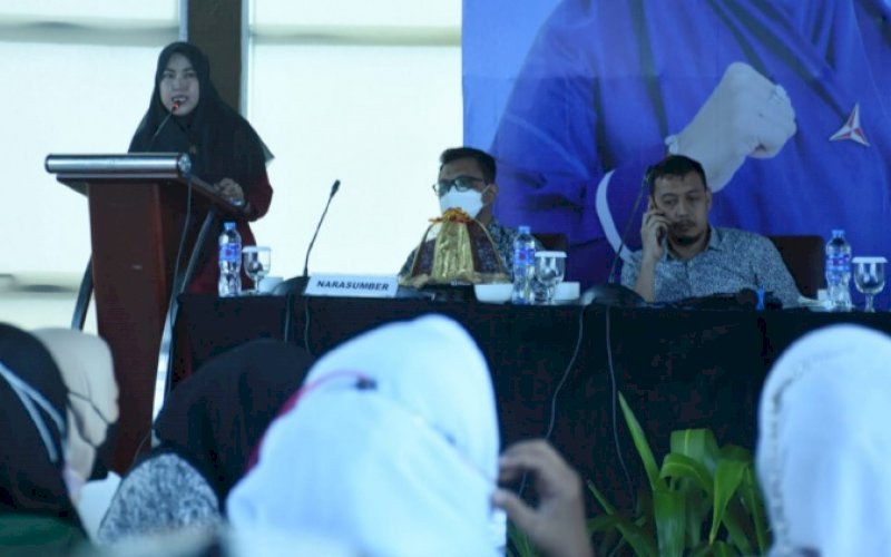 SOSIALISASI PERDA. Anggota DPRD Kota Makassar, Fatma Wahyuddin, menggelar sosialisasi Perda nomor 1 tahun 2018 tentang Retribusi Perizinan Tertentu di Hotel Aston Makassar, Minggu (27/2/2022). foto: istimewa