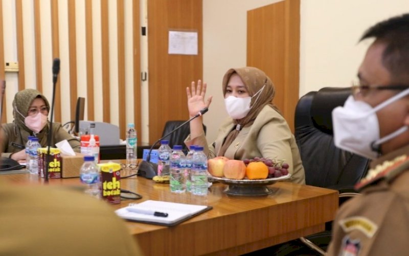 Fatmawati Rusdi (tengah). foto: istimewa