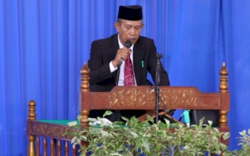 Almarhum Ilyas, sesaat sebelum meninggal dunia saat membacakan doa pada acara Hari Jadi Kabupaten Pinrang Ke-62 di Kantor Bupati Pinrang, Sabtu (19/2/2022). foto: istimewa