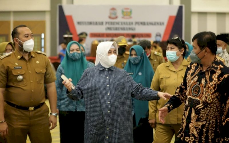 MUSRENBANG. Ketua Tim Penggerak PKK Kota Makassar, Indira Jusuf Ismail, menghadiri Musrenbang Kecamatan Panakkukang di Hotel Max One Makassar, Senin (7/2/2022). foto: istimewa