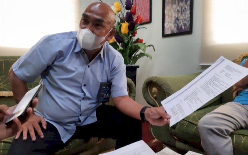 BERI PENJELASAN. Sekretaris PTPN XIV, Jemmy Jaya, memberikan penjelasan mengenai aktivitas PTPN XIV di Kabupaten Enrekang di Ruang Kerjanya, Jumat (18/2/2022). foto: doelbeckz/pluz.id