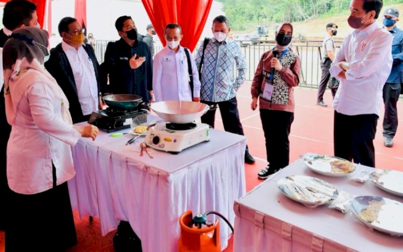 GROUNDBREAKING. Presiden Joko Widodo didampingi Seskab Pramono Anung dan sejumlah menteri pada acara groundbreaking proyek hilirisasi batu bara menjadi DME di Muara Enim, Sumsel, Senin (24/01/2022). foto: istimewa
