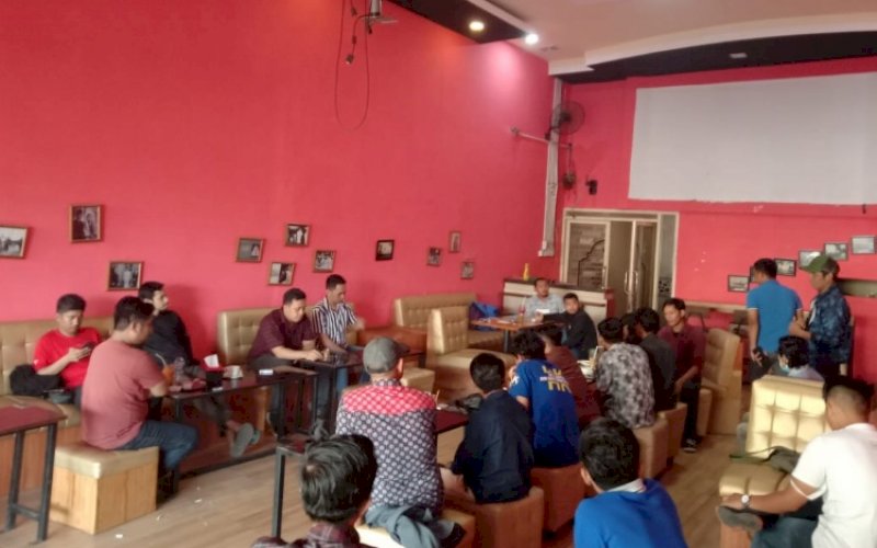 PERTEMUAN. Pertemuan antara pengurus KNPI Kota Makassar dengan Dinas Pemuda dan Olahraga Kota Makassar membahas bagaimana menekan aksi perang antar kelompok di Rumah Kopi Topaz, Selasa (1/2/2022). foto: istimewa