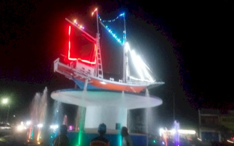 Kapal Pinisi kembali berdiri kokoh di Bundaran Pinisi Kabupaten Bulukumba, seperti terekam, Senin (21/2/2022) petang. foto: istimewa