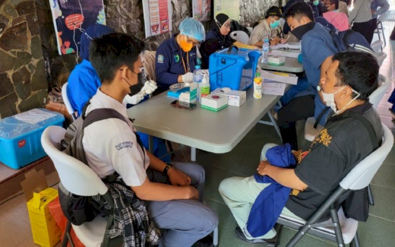 VAKSINASI. Dinas Pendidikan Provinsi Sulsel melaksanakan vaksinasi di sejumlah titik sekolah, Senin (28/2/2022). foto: istimewa