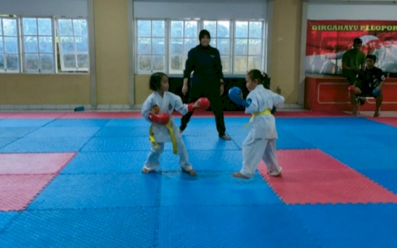 LATIHAN. Atlet karate anak-anak sedang latihan di Aula Mako Batalyon C Pelopor Satbrimob Polda Sulsel di Bone. foto: istimewa