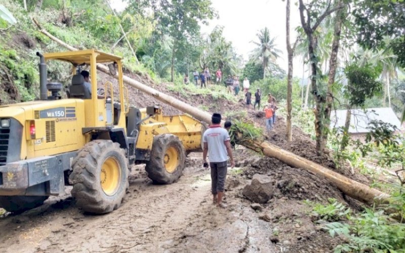 LONGSOR. Bencana longsor terjadi di Kabupaten Sinjai. Tepatnya di Dusun Bua, Desa Baru, Kecamatan Sinjai Tengah, Kabupaten Sinjai, Jumat (11/2/2022). foto: istimewa