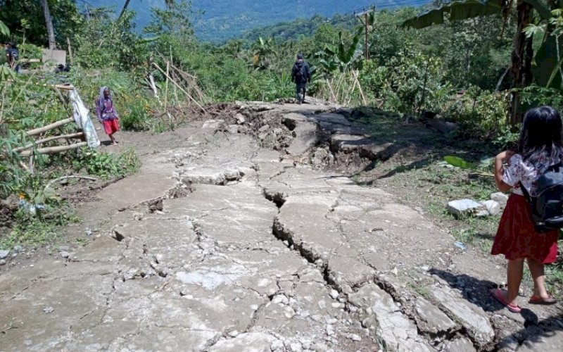 LONGSOR. Kondisi pascabencana tanah longsor dan pergerakan tanah yang terjadi di Saruran Dusun Kayangan, Lembang Rano Tengah, Kecamatan Rano, Kabupaten Tana Toraja, Selasa, 15 Februari 2022. Pemprov Sulsel melalui BPBD Provinsi Sulsel segera menyalurkan bantuan. foto: istimewa