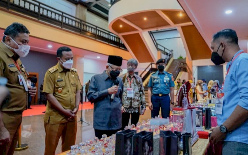 TINJAU PAMERAN. Wakil Presiden RI Ma&rsquo;ruf Amin didampingi Plt Gubernur Sulsel Andi Sudirman Sulaiman dan Kepala Dinas Koperasi dan UMKM Provinsi Sulsel Abd Malik Faisal meninjau pameran produk UMKM di Kantor Gubernur Sulsel, Senin (31/1/2022). foto: istimewa