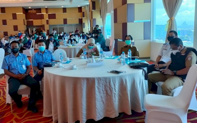 MUSRENBANG. Kabag Humas Perumda Air Minum Kota Makassar, Muh Idris Tahir (kiri), menghadiri Musrenbang Kecamatan Tallo, Kota Makassar yang digelar di Hotel Aston Makassar, Senin (14/2/2022). foto: istimewa