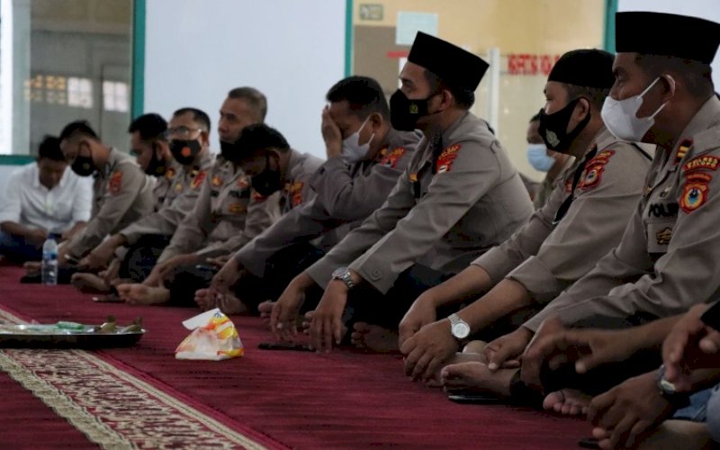 BINROHTAL. Kapolres Palopo, AKBP Muh Yusuf Usman, bersama jajaran personel di Masjid Hidayatul Ikhlas Polres Palopo, Kamis (24/2/2022). foto: istimewa