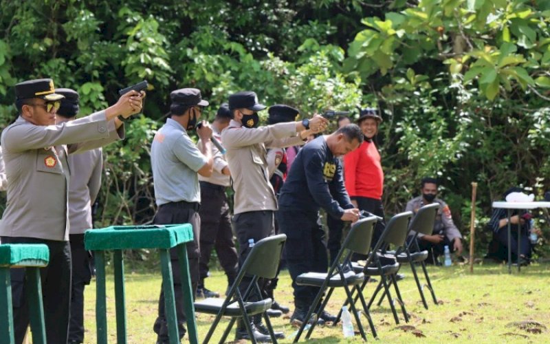 LATIHAN MENEMBAK. Kapolres Palopo, AKBP Muh Yusuf Usman (tengah), memimpin latihan menembak sasaran yang diikuti personel jajaran Polres Palopo di Lapangan Tembak Kodim 1403 Sawerigading Palopo, Rabu (9/2/2022). foto: istimewa
