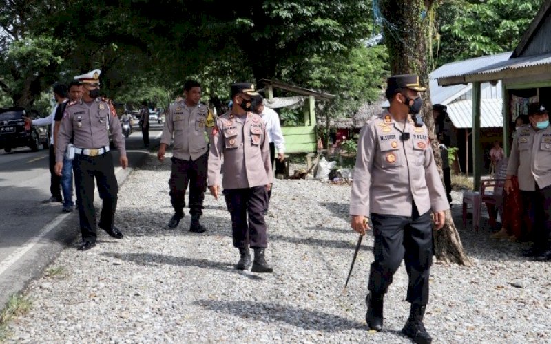 PENYISIRAN. Kapolres Palopo, AKBP Muh Yusuf Usman (kanan), memimpin langsung penyisiran sekaligus razia rumah warga atau tempat yang merupakan penyimpanan/penyembunyian senjata tajam maupun senjata rakitan di Lingkungan Batu, Kelurahan Mancani, Kecamatan Telluwanua, Kota Palopo, Senin (14/2/2022). foto: istimewa