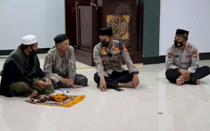 SAPA KAPOLRES. Kapolres Palopo, AKBP Muh Yusuf Usman, berbaur bersama jemaah saat mengikuti Safari Subuh di Masjid Al-Amanah, Jl Wecudai, Kelurahan Lagaligo, Kecamatan Wara, Kota Palopo. Selasa (15/2/2022). foto: istimewa