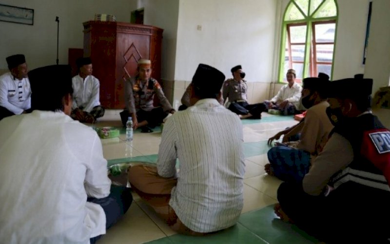 SAPA KAPOLRES. Kapolres Palopo, AKBP Muh Yusuf Usman, duduk bersama warga dalam program Sapa Kapolres untuk melakukan bincang-bincang santai di Masjid Al-Ikhlas Kelurahan Latuppa, Kecamatan Mungkajang, Kota Palopo, Jumat (25/2/2022). foto: istimewa 