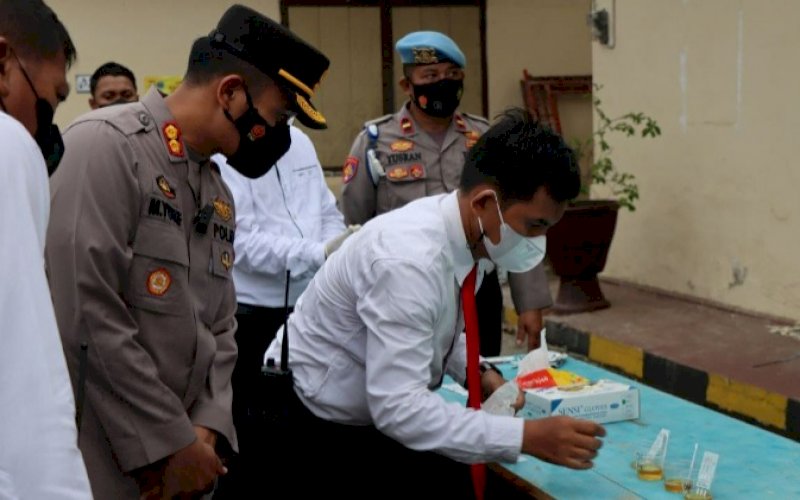 MEMANTAU. Kapolres Palopo, AKBP Muh Yusuf Usman, memantau tes urine narkoba terhadap anggota di depan Ruang Propam Polres Palopo, Senin (7/2/2022). foto: istimewa