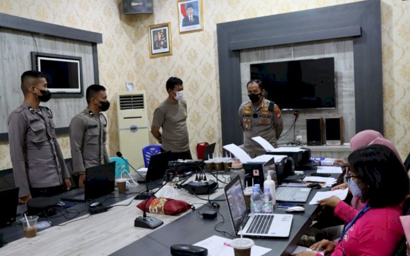 VAKSINASI. Kapolres Palopo, AKBP Muh Yusuf Usman (kanan), saat memantau kegiatan vaksinasi booster di Mapolres Palopo, Jumat (25/2/2022). foto: istimewa