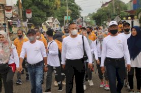 Brimob Bone dan Mahasiswa Jalan Santai Bersama