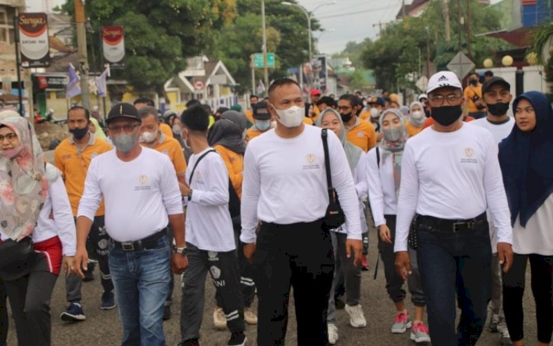 JALAN SANTAI. Danyon C Pelopor Satbrimob Polda Sulsel, Kompol Nur Ichsan (tengah), mengikuti jalan santai yang dilaksanakan STIA) Prima Bone di Lapangan Merdeka Kabupaten Bone, Minggu (6/2/2022). foto: istimewa