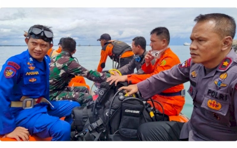 LATIHAN SAR. Danyon C Pelopor, Kompol Nur Ichsan (kanan), turun langsung mengikuti latihan SAR gabungan dengan potensi SAR yang ada di Kabupaten Bone, Rabu (9/2/2022). foto: istimewa
