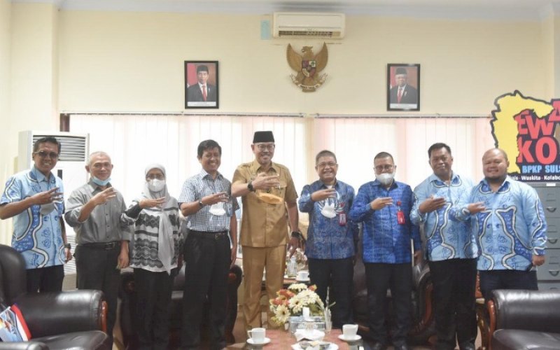 SILATURAHMI. Penjabat Direksi Perumda Air Minum Kota Makassar Beni Iskandar dan Asdar Ali serta beberapa Kepala Bagian melakukan silaturahmi dan bertemu langsung dengan Kepala Perwakilan BPKP Sulsel Arman Sahri Harahap, di Kantor Perwakilan BPKP Sulsel, Kamis (3/2/2022). foto: istimewa