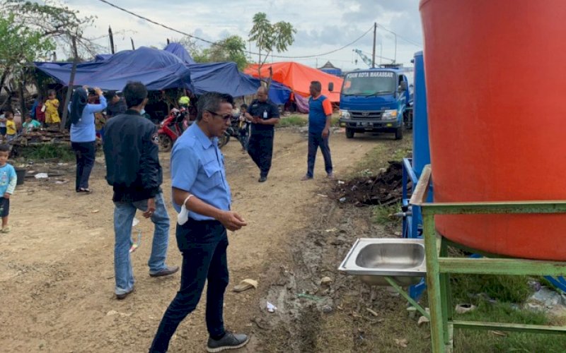 BANTUAN. Perumda Air Minum Kota Makassar bergerak cepat menyalurkan bantuan bagi korban kebakaran di Kelurahan Buloa, Kecamatan Tallo, Kota Makassar, Senin (31/1/2022). foto: istimewa