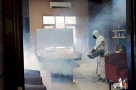 Perumda Air Minum Makassar Semprot Disinfektan Seluruh Ruangan Kantor