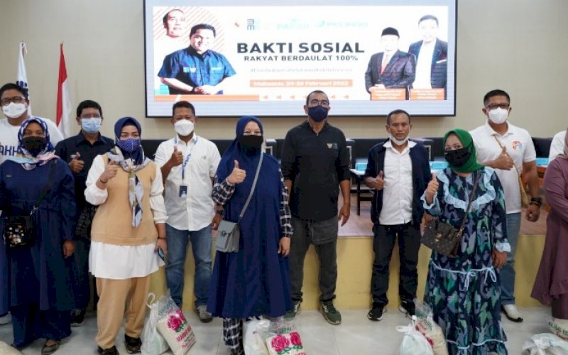 BAKTI SOSIAL. PT Pelabuhan Indonesia (Persero) atau Pelindo Regional 4 menggelar bakti sosial dengan melakukan pembagian sembako sebanyak total 500 paket di dua titik, yakni Kecamatan Panakkukang dan Kecamatan Biringkanaya, Kota Makassar, Sabtu (26/2/2022). foto: istimewa