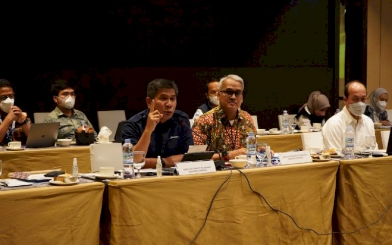 PERTEMUAN. Komisi VI DPR RI melakukan pertemuan dengan tiga BUMN sektor maritim dan satu BUMN perbankan di The Rinra Hotel Makassar, Jumat (25/2/2022). foto: istimewa