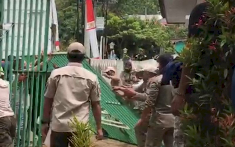 JEBOL PAGAR. Ratusan petani asal Maiwa, Kabupaten&nbsp;Enrekang, menjebol dan merobohkan pagar Kantor Bupati&nbsp;Enrekang, Selasa (15/2/2022). foto: istimewa
