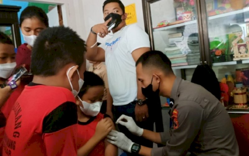 VAKSINASI. Tenaga Kesehatan dan Direktorat Intelkam Polda Sulsel melakukan vaksinasi terhadap pelajar SDN Paccinang dan Paccinang 1, Kota Makassar, Jumat (18/2/2022). foto: istimewa