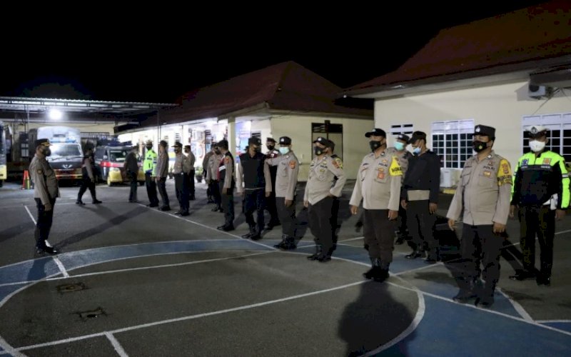 APEL MALAM. Polres Palopo menggelar apel malam gabungan dalam rangka patroli skala besar di wilayah hukum Polres Palopo&nbsp;yang dipimpin langsung Wakapolres Palopo Kompol Sanodding SH didampingi Kabag Ops Polres Palopo Kompol Hajeri&nbsp;bersama beberapa perwira dan diikuti personel Polres Palopo, Sabtu (20/2/2022) malam. foto: istimewa