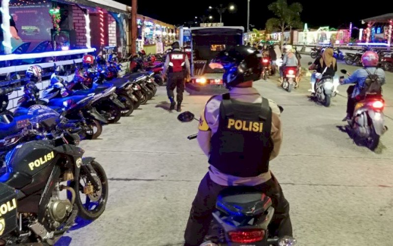 PATROLI. Puluhan personel Polres Palopo bersama jajaran serta instansi terkait, seperti TNI (Kodim 1403 SWG Palopo) dan Sat Pol PP Pemkot Palopo menggelar patroli skala besar ke sejumlah lokasi yang dianggap rawan terjadi gangguan kamtibmas serta melakukan penerapan protokol kesehatan, Sabtu (26/2/2022) malam. foto: istimewa