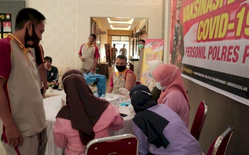 VAKSINASI. Polres Palopo melaksanakan vaksinasi Covid-19 dosis ketiga atau vaksin booster kepada seluruh personel di Ruang Lobi Polres Palopo, Jumat (18/2/2022). foto: istimewa