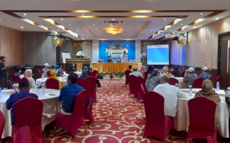 MANASIK UMRAH. Penyedia layanan wisata halal Umrah dan Haji, Randa Azzahra Alharamain Travel Makassar, melaksanakan manasik umrah di Hotel Remcy Makassar, Jumat (18/2/2022). foto: istimewa