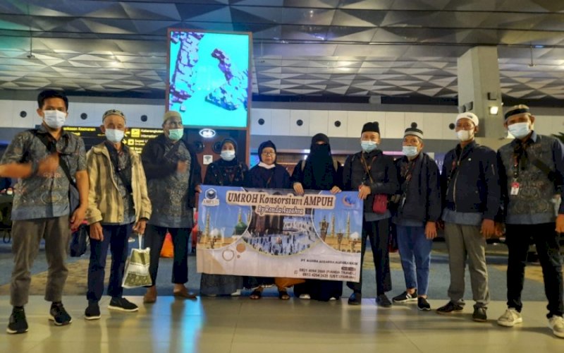 UMRAH NEW NORMAL. APW Biro Perjalanan Wisata Halal Haji dan Umrah, Randa Azzahra Alharamain Travel, memberangkatkan jemaahnya pada umrah perdana menggunakan pesawat Saudi Airlines, melalui Bandara Internasional Soekarno-Hatta, Tangerang, Banten, Rabu (23/2/2022) dini hari. foto: istimewa