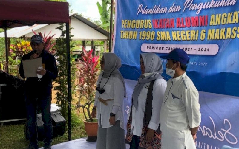 PELANTIKAN. Ketua Umum IKA SMA Negeri 6 Makassar, Rudianto Lallo mengukuhkan pengurus IKA SMAN 6 Makassar angkatan 90 di Kebun Benteng Gajah, Dusun Polewali, Kabupaten Maros, Minggu (6/2/2022). foto: istimewa