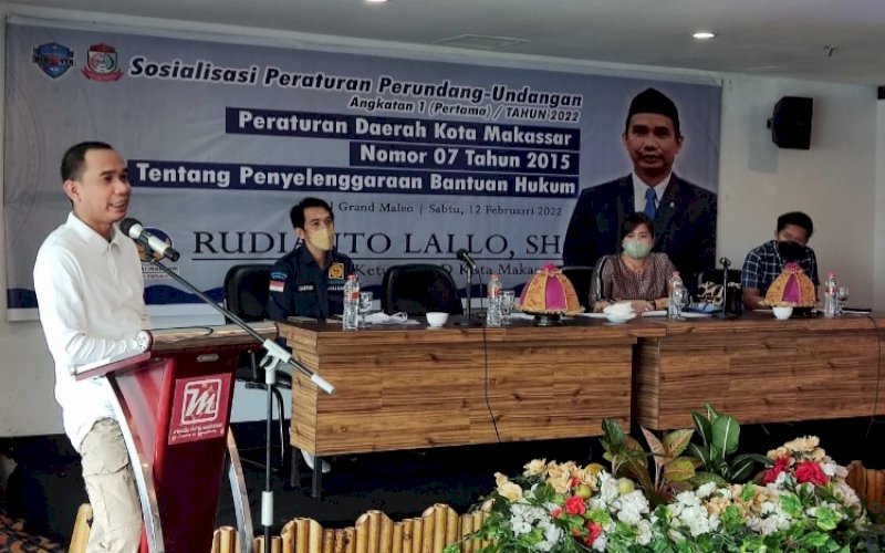 SOSIALISASI PERDA. Ketua DPRD Kota Makassar, Rudianto Lallo, melakukan sosialisasi Perda Kota Makassar nomor 07 tahun 2015 tentang Penyelenggaraan Bantuan Hukum di Hotel Grand Maleo Makassar, Sabtu (12/2/2022). foto: istimewa