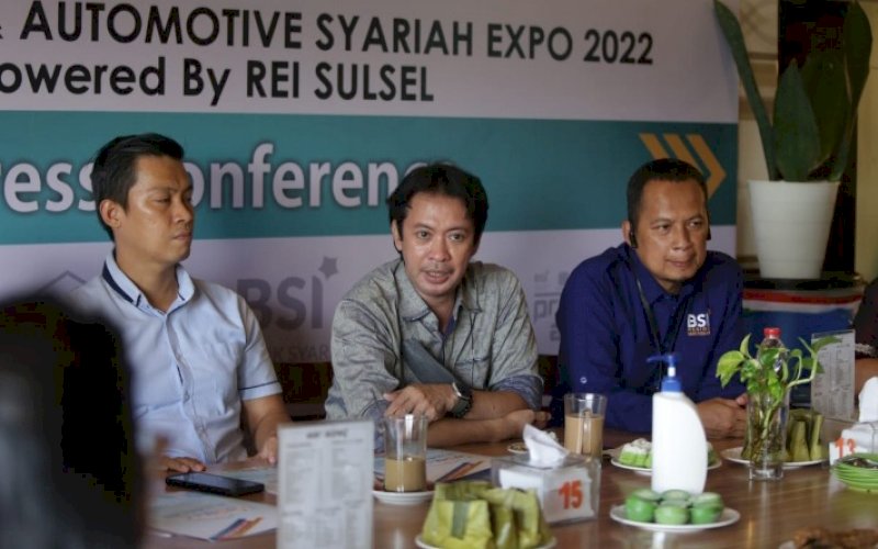 BERI KETERANGAN. Ketua DPD REI Sulsel, M Sadiq (tengah), memberikan keterangan terkait BSI Property & Automotive Syariah Expo 2022, Jumat (4/2/2022). foto: doelbeckz/pluz.id