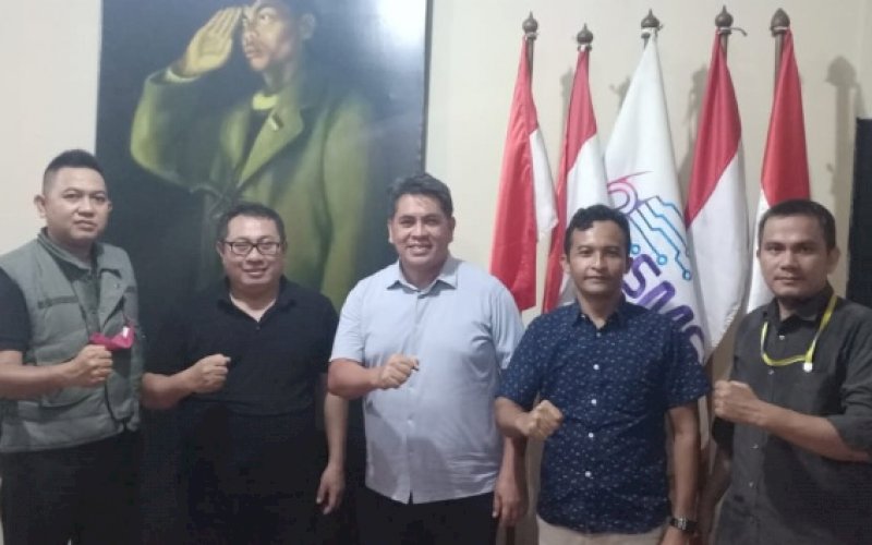 SILATURAHMI. Pengacara Sandi Nayoan (tengah) berkunjung ke Kantor Pusat Serikat Media Siber Indonesia (SMSI) diterima Ketua Umum SMSI Firdaus, Selasa (15/2/2022) malam. foto: istimewa