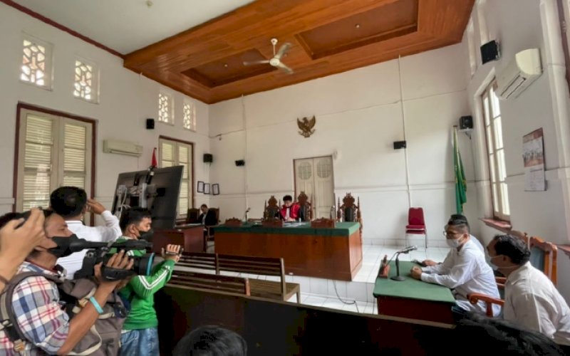 SIDANG. Suasana sidang gugatan praperadilan terhadap Ditreskrimum Polda Sulsel di Pengadilan Negeri Makassar, Senin (14/2/2022). foto: istimewa
