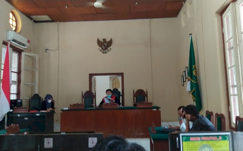 SIDANG. Lanjutan persidangan yang dihadiri pihak pemohon (penggugat) atau yang mewakili Ahimsa Said dan pihak Polda Sulsel sebagai termohon atau tergugat di Pengadilan Negeri Makassar, Kota Makassar, Senin (21/2/2022). foto: istimewa